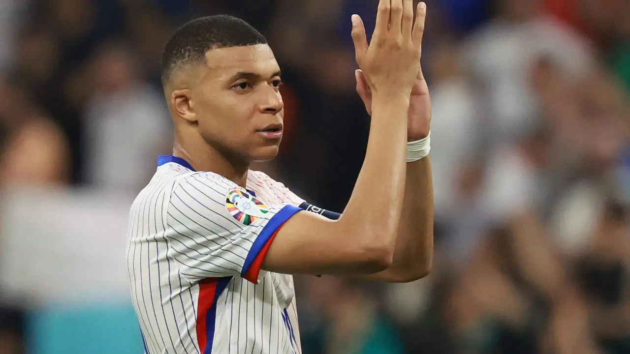 Kylian Mbapp&eacute; tras la finalizaci&oacute;n del partido de semifinales de la Eurocopa de f&uacute;tbol que Espa&ntilde;a y Francia han disputado este martes en M&uacute;nich. EFE/EPA/CLEMENS BILAN