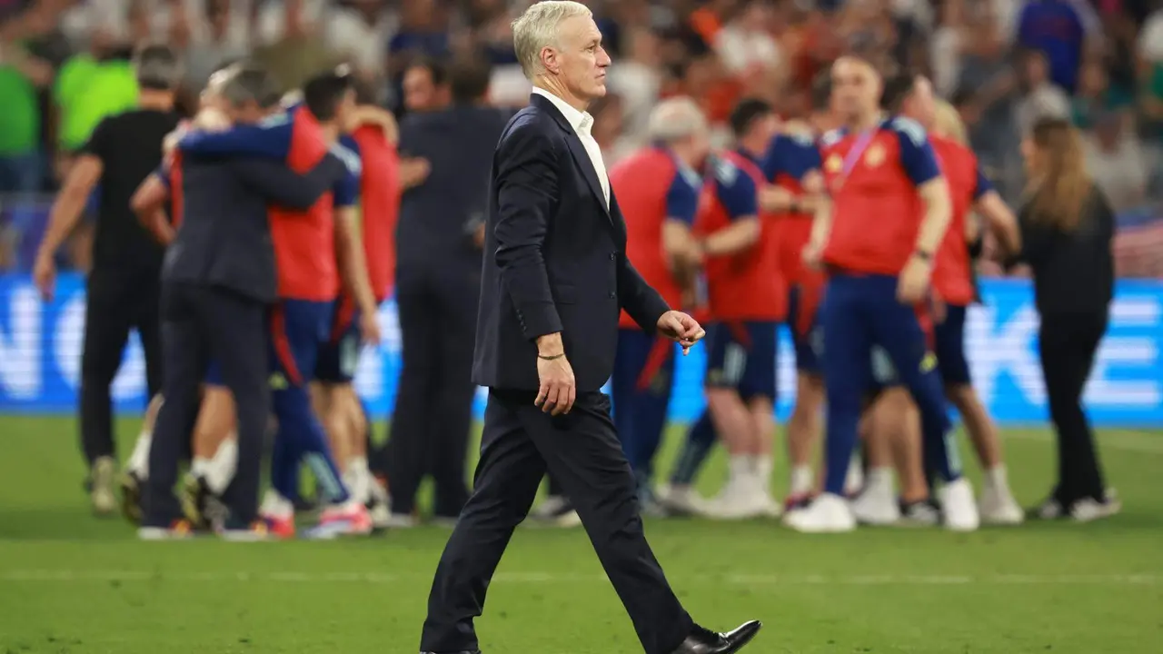 El seleccionador Didier Deschamps durante el partido de semifinales de la Eurocopa de f&uacute;tbol que Espa&ntilde;a y Francia disputan este martes en M&uacute;nich. EFE/EPA/CLEMENS BILAN