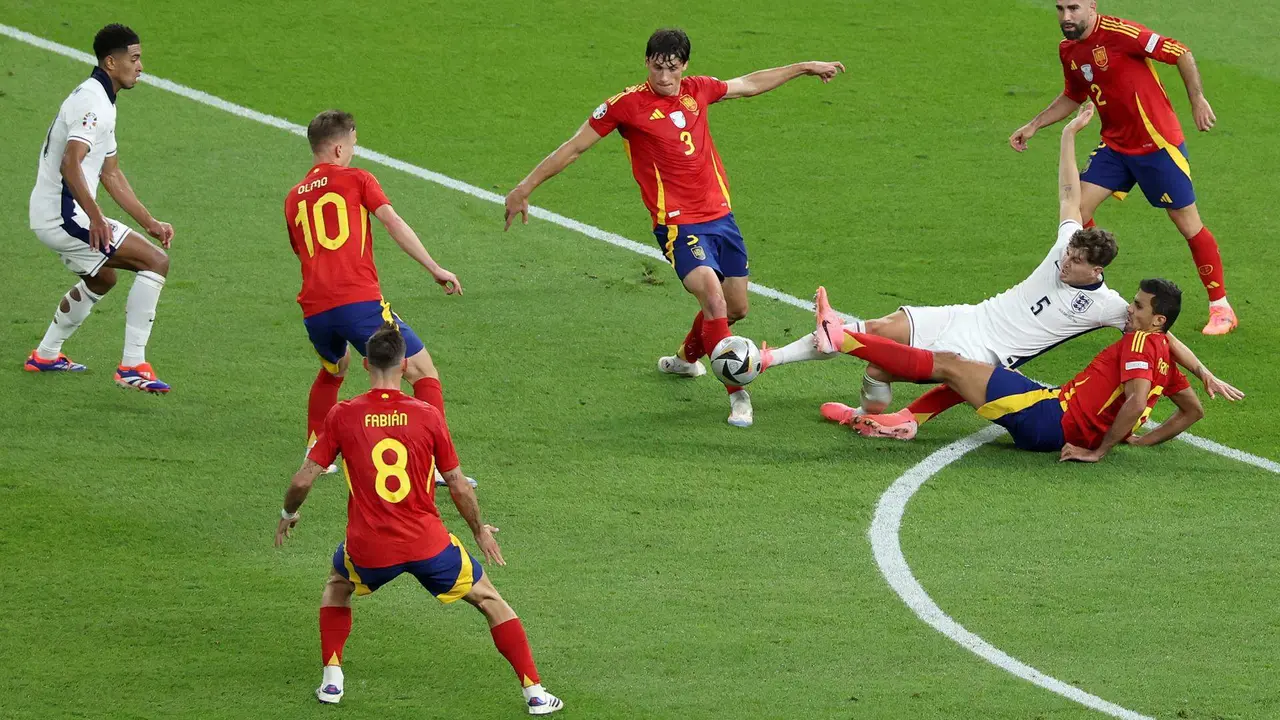 El jugador espa&ntilde;ol Rodrigo (d) con el ingl&eacute;s John Stones durante la final de la Eurocopa entre Espa&ntilde;a e Inglaterra en el Ol&iacute;mpico de Berl&iacute;n, Alemania. EFE/EPA/GEORGI LICOVSKI