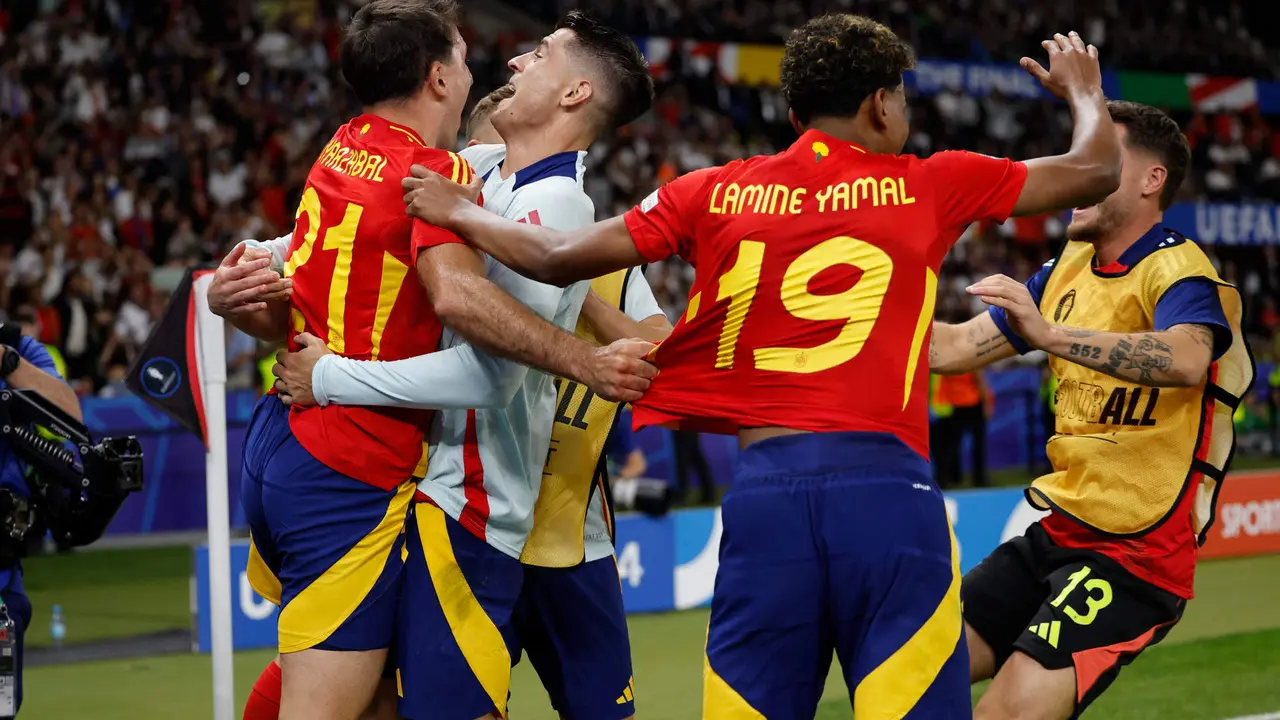 Los jugadores de la selecci&oacute;n espa&ntilde;ola celebran el segundo gol del equipo espa&ntilde;ol durante el encuentro correspondiente a la final de la Eurocopa que disputaron Inglaterra en el Estadio Ol&iacute;mpico de Berl&iacute;n. EFE /Alberto Estevez