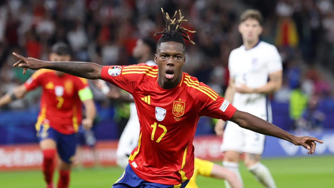 Nico Williams celebra el primer gol del equipo espa&ntilde;ol durante el encuentro correspondiente a la final de la Eurocopa que disputaron Inglaterra en el Estadio Ol&iacute;mpico de Berl&iacute;n. EFE/EPA/CHRISTOPHER NEUNDORF