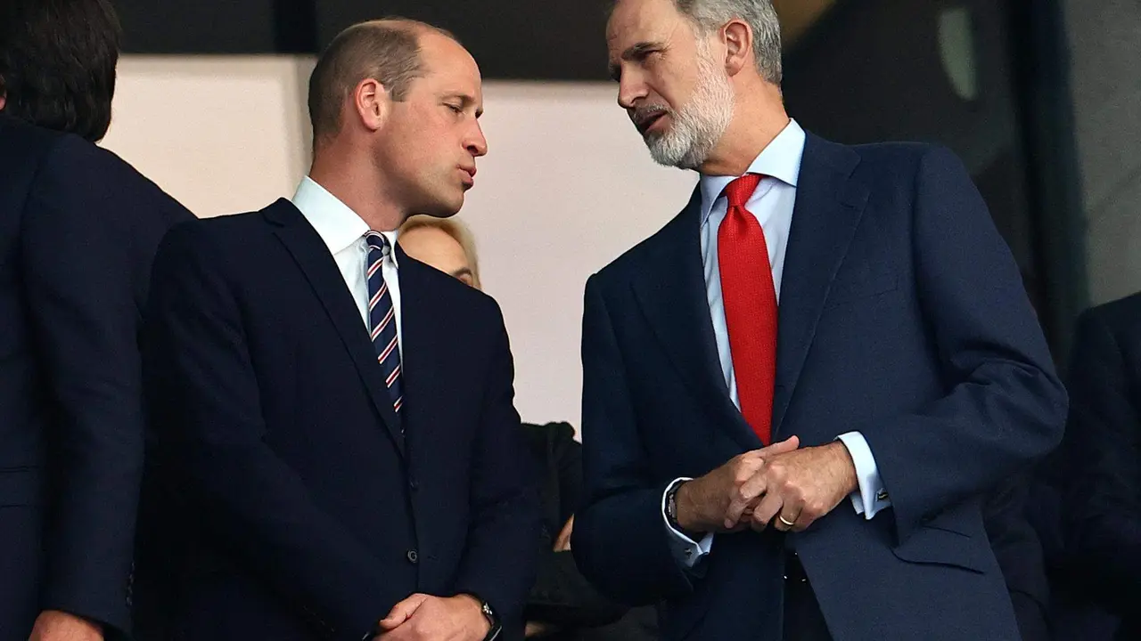 William, Pr&iacute;ncipe de Gales, y el rey de Espa&ntilde;a Felipe VI antes del encuentro correspondiente a la final de la Eurocopa que disputaron Inglaterra en el Estadio Ol&iacute;mpico de Berl&iacute;n. EFE/EPA/FILIP SINGER