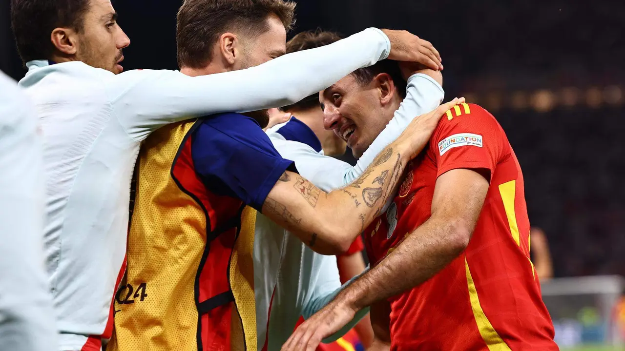 Los jugadores de la selecci&oacute;n espa&ntilde;ola celebran el segundo gol del equipo espa&ntilde;ol, de Mikel Oyarzabal (d), durante el encuentro correspondiente a la final de la Eurocopa que disputaron Inglaterra en el Estadio Ol&iacute;mpico de Berl&iacute;n.EFE/EPA/FILIP SINGER