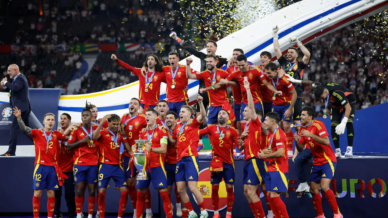 El capit&aacute;n de la selecci&oacute;n espa&ntilde;ola &Aacute;lvaro Morata (c) levanta el trofeo junto a sus compa&ntilde;eros durante la celebraci&oacute;n de la victoria de la Eurocopa, tras vencer a Inglaterra en el partido de la final disputado este domingo en el Estadio Ol&iacute;mpico de Berl&iacute;n. EFE/Alberto Est&eacute;vez
