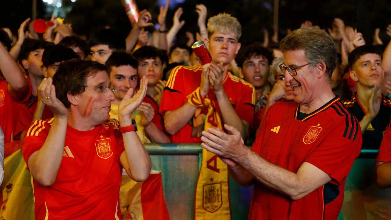 El l&iacute;der del PP Alberto N&uacute;&ntilde;ez Feij&oacute;o celebra con el alcalde de Madrid, Jos&eacute; Luis Mart&iacute;nez-Almeida (i), el primer gol de la selecci&oacute;n espa&ntilde;ola durante la final de la Eurocopa que disputan este domingo las selecciones de Espa&ntilde;a e Inglaterra. EFE/Chema Moya