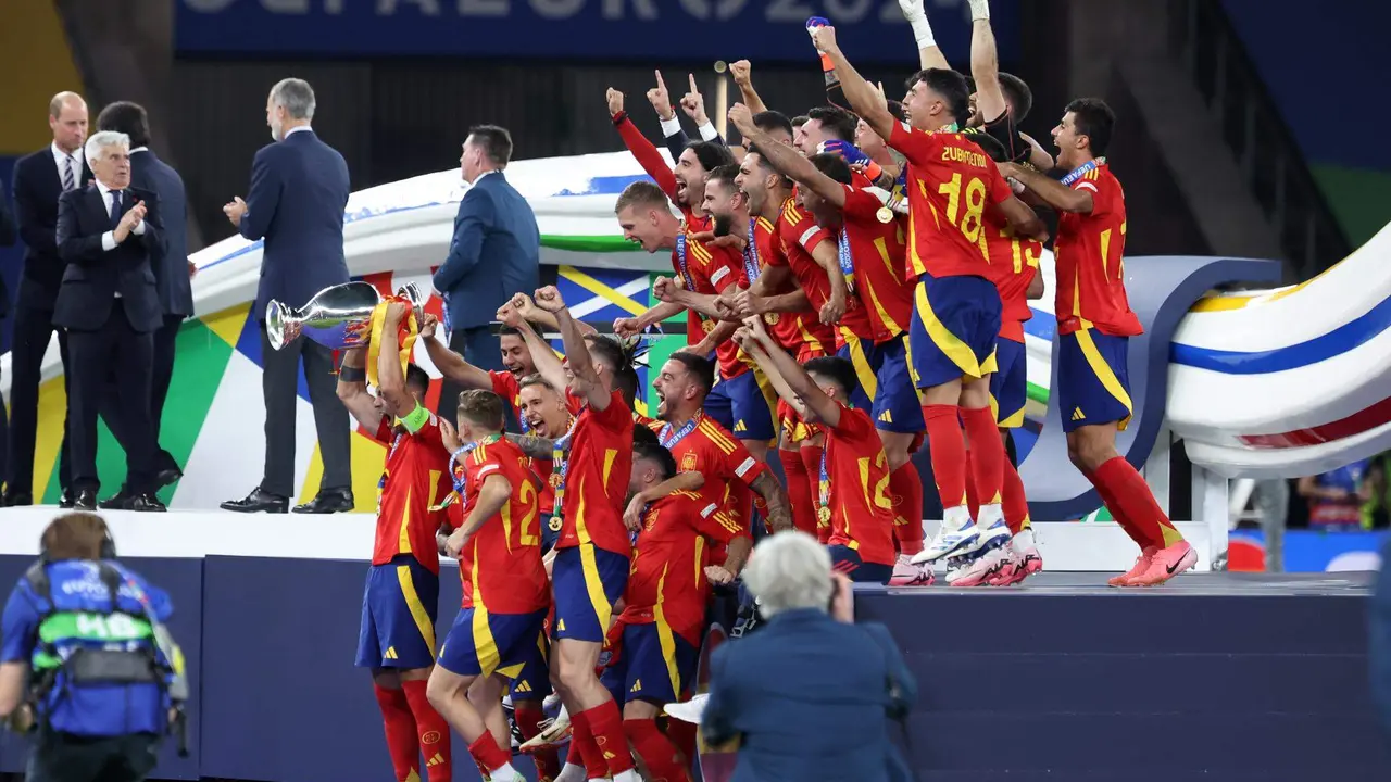 Los jugadores de la selecci&oacute;n espa&ntilde;ola de f&uacute;tbol fueron registrados este domingo, 14 de julio, al celebrar el t&iacute;tulo de la Eurocopa 2024, tras derrotar por 2-1 a Inglaterra en la final, en el estadio Ol&iacute;mpico de Berl&iacute;n (Alemania). EFE/Christopher Neundorf