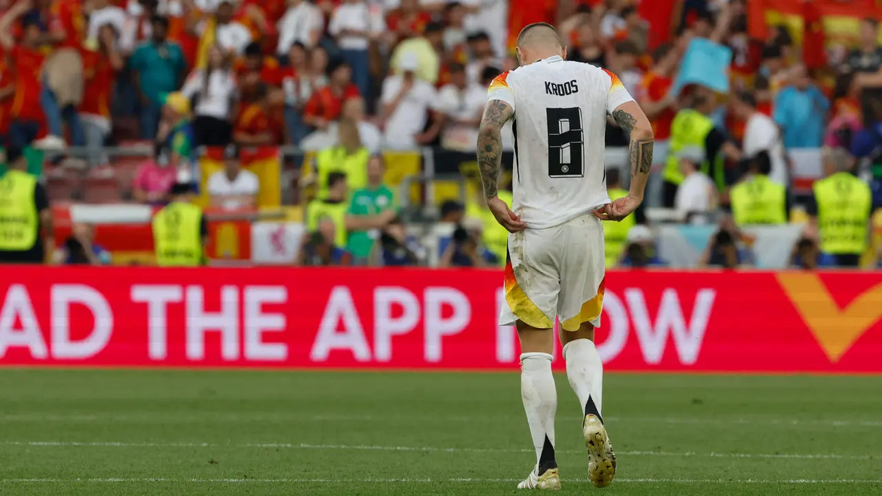 El centrocampista de Alemania, Toni Kroos, al finalizar el partido de cuartos de final de la Eurocopa entre Espa&ntilde;a y Alemania, en Stuttgart, en una foto de archivo. EFE/ JJ Guill&eacute;n