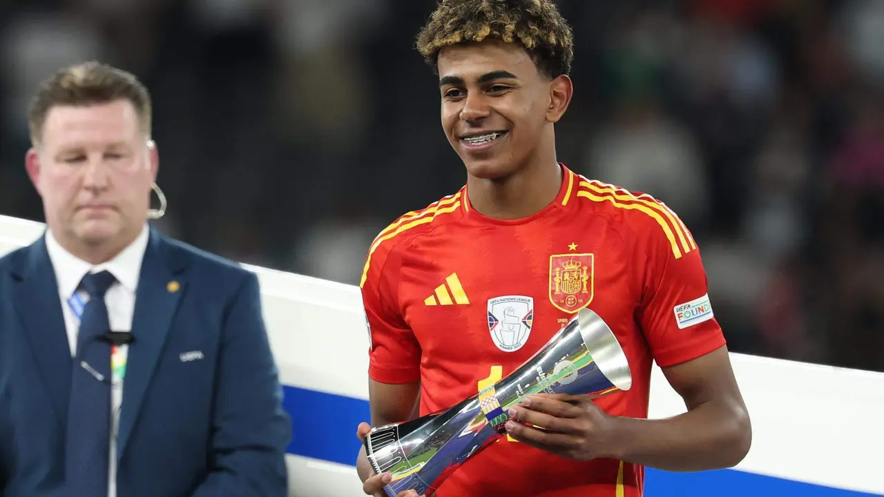 El espa&ntilde;ol Lamine Yamal tras el encuentro correspondiente a la final de la Eurocopa que disputaron Inglaterra en el Estadio Ol&iacute;mpico de Berl&iacute;n. EFE/EPA/FRIEDEMANN VOGEL