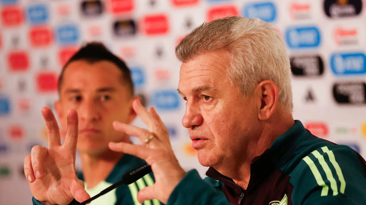 El entrenador de la Selecci&oacute;n Mexicana de f&uacute;tbol, Javier Aguirre (d), y Andr&eacute;s Guardado, habla durante una rueda de prensa este lunes, previo a un partido amistoso ante la selecci&oacute;n de Estados Unidos, en el Estadio Akron de la ciudad de Guadalajara, Jalisco (M&eacute;xico).El seleccionador de M&eacute;xico, Javier Aguirre, asegur&oacute; este lunes tener independencia en sus decisiones y revel&oacute; que jam&aacute;s nadie a osado imponerle jugadores porque &eacute;l no lo permitir&iacute;a. EFE/ Francisco Guasco