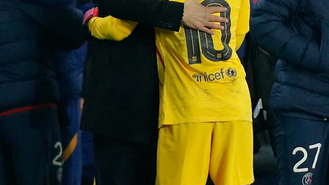 Fotograf&iacute;a de archivo tomada cuando el entrenador argentino Mauricio Pochettino dirig&iacute;a al Paris Saint Germain y el diez Lionel Messi conduc&iacute;a al Barcelona.Pochettino, ahora como seleccionador de Estados Unidos, elogi&oacute; este s&aacute;bado la importancia de su compatriota para el crecimiento de la MLS desde su puesto en el Inter Miami. EFE/EPA/YOAN VALAT