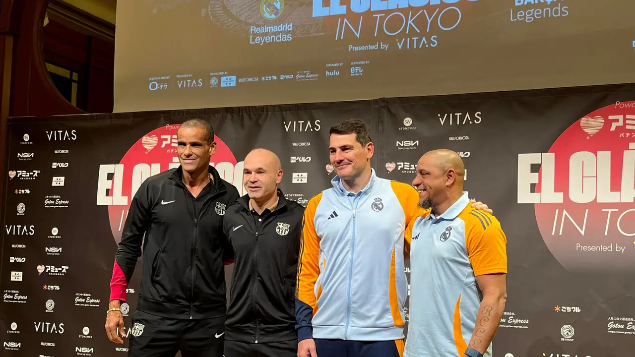 Imagen de archivo de legendarios jugadores del F.C. Barcelona y del Real Madrid como Rivaldo (i), Andr&eacute;s Iniesta (2i), Iker Casillas (2d) o Roberto Carlos (d) posan para las c&aacute;maras previo a un Cl&aacute;sico de Leyendas. EFE/Mar&iacute;a Carcaboso Abri&eacute;