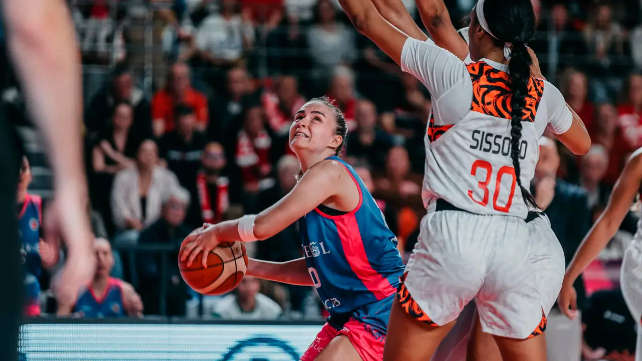 Un momento de la final de la Eurocopa femenina de baloncesto, Villeneuve d&acute;Ascq - Baxi Ferrol, disputada este mi&eacute;rcoles en Villeneuve d&acute;Ascq. EFE/FIBA