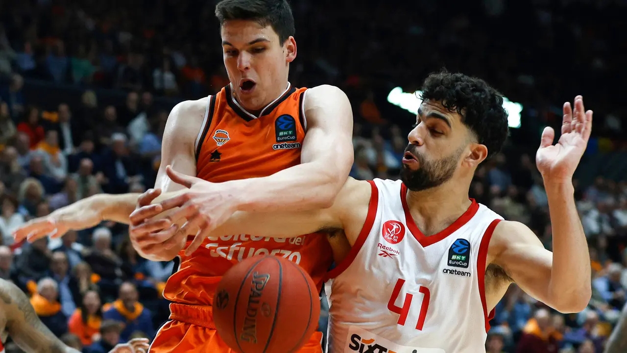 El jugador de Valencia Basket, Jaime Pradilla (i), pelea el bal&oacute;n ante el jugador del Hapoel Tel Aviv, Homer Ginat, durante el encuentro correspondiente a las semifinales de la Eurocopa que disputaron en el pabell&oacute;n de la fuente San Luis de Valencia. EFE/Miguel &Aacute;ngel Polo.