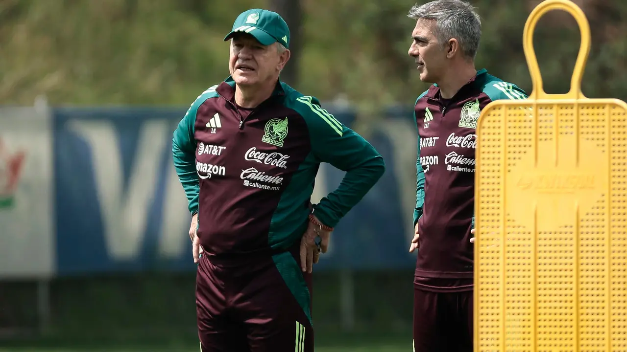 El entrenador de la selecci&oacute;n mexicana de f&uacute;tbol, Javier Aguirre (i), dirige un entrenamiento en el Centro de Alto Rendimiento de la Federaci&oacute;n Mexicana de F&uacute;tbol, en Ciudad de M&eacute;xico (M&eacute;xico). EFE/Jos&eacute; M&eacute;ndez