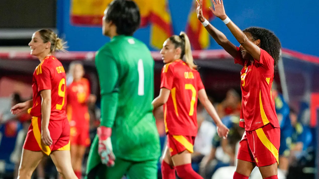 La centrocampista espa&ntilde;ola Vicky L&oacute;pez (d) celebra su gol, segundo de Espa&ntilde;a, durante el partido amistoso que disputan las selecciones femeninas de Espa&ntilde;a y Jap&oacute;n en el estadio de Butarque, en Legan&eacute;s (Comunidad de Madrid). EFE/Borja S&aacute;nchez-Trillo