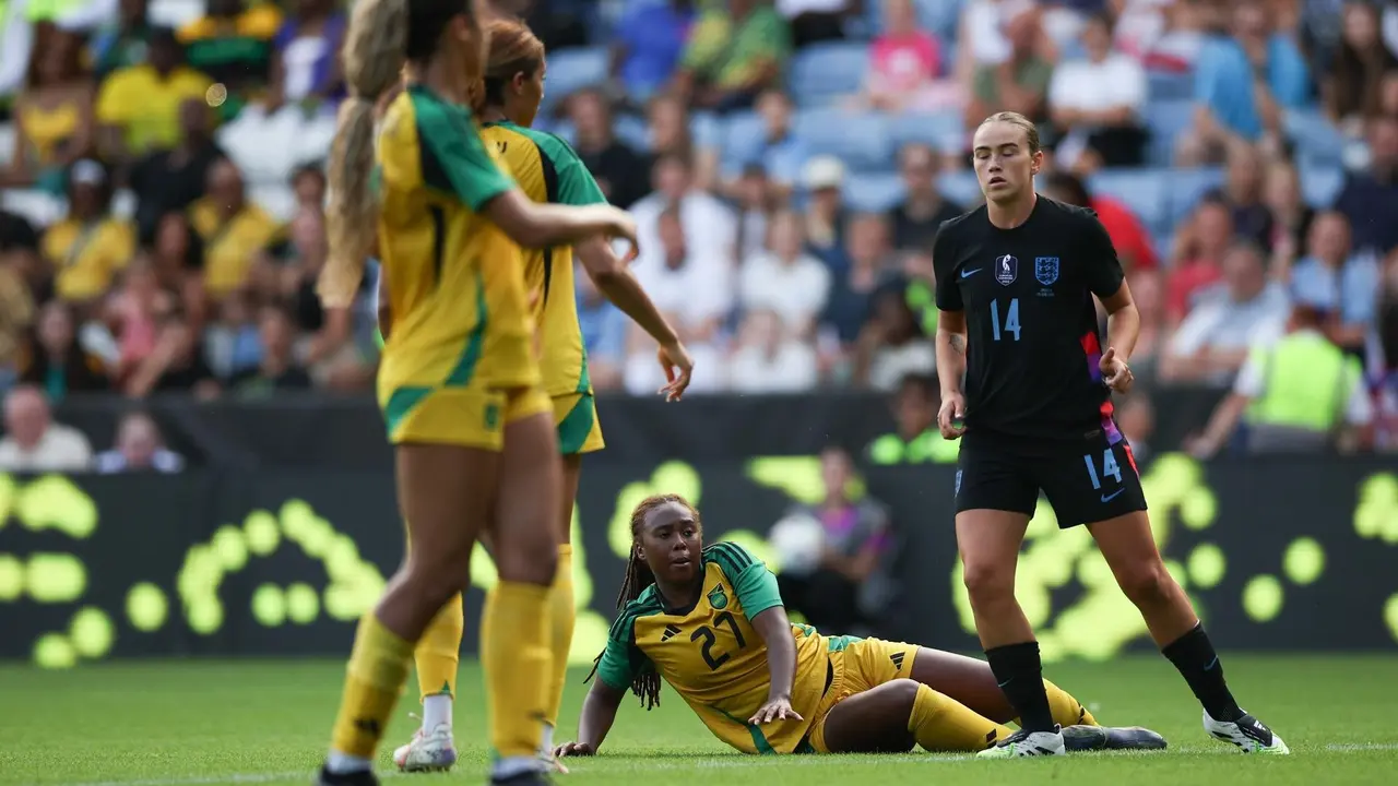 La jugadora de Jamaica Nyema Ingleton cae lesionada durante el partido amistoso que han jugado Inglaterra y Jamaica en Leicester, Reino Unido. EFE/EPA/ADAM VAUGHAN