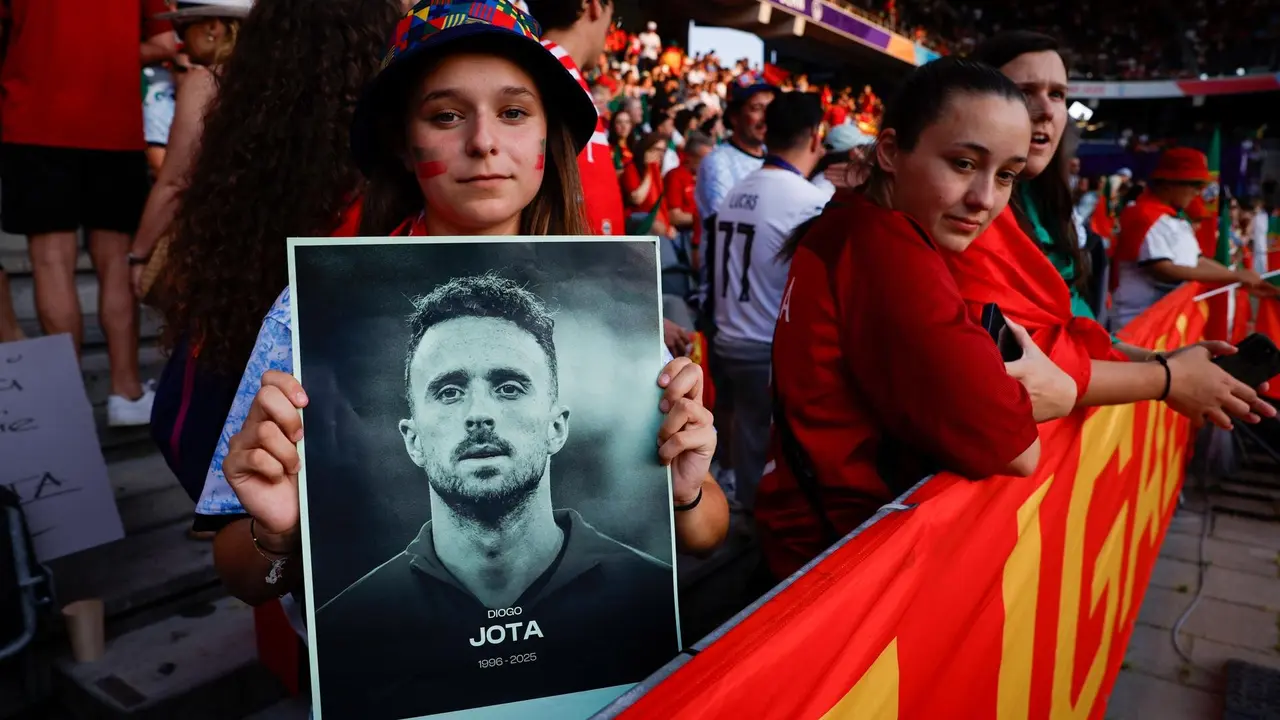 Aficionados portugueses rinden homenaje al fallecido futbolista portugu&eacute;s Diogo Jota y a su hermano Andr&eacute; Silva, fallecidos el 3 de julio en un accidente de tr&aacute;fico en Espa&ntilde;a, antes del partido de f&uacute;tbol de la Eurocopa femenina de la UEFA 2025 entre Espa&ntilde;a y Portugal, en Berna, Suiza, el 3 de julio de 2025. EFE/EPA/NUNO VEIGA