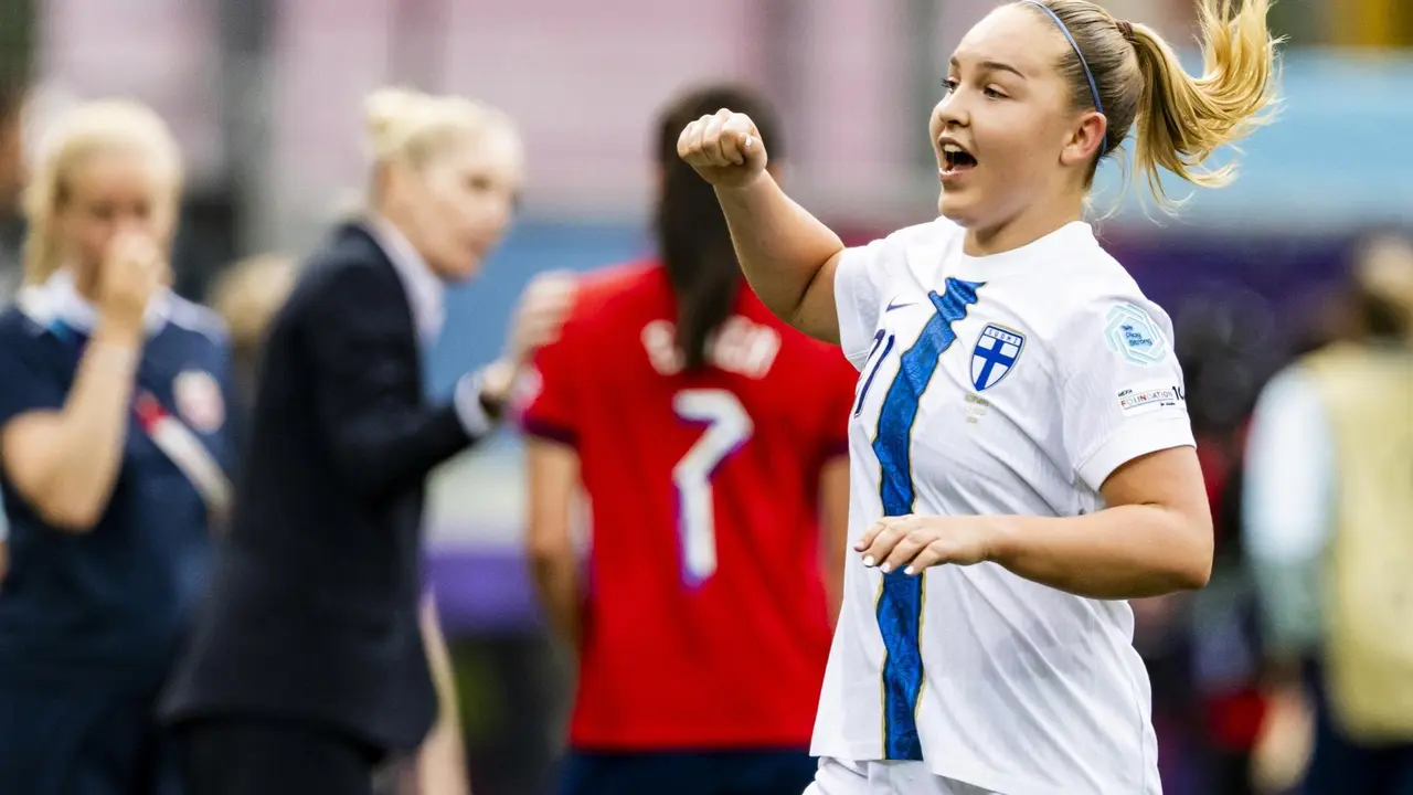 La finlandesa Oona Sevenius celebra el gol de su equipo ante Noruega en la Euocopa. EFE/EPA/JEAN-CHRISTOPHE BOTT