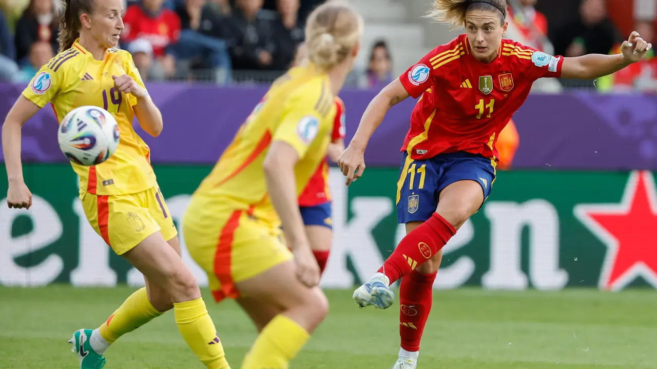 La centrocampista espa&ntilde;ola Alexia Putellas (d) tira a porter&iacute;a durante el partido de la segunda jornada de la fase de grupos de la Eurocopa 2025 entre la selecci&oacute;n de Espa&ntilde;a y la selecci&oacute;n de B&eacute;lgica, este lunes en el Stockhorn Arena en Thun, Suiza. EFE/ Ana Escobar