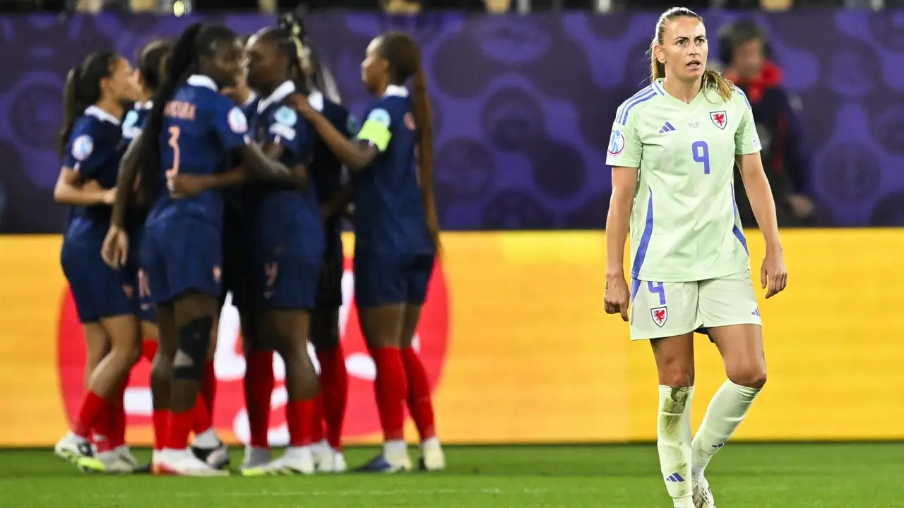 La jugadora de Gales' Kayleigh Bartonse se lamenta tras encajar su selecci&oacute;n el 3-1 durante el partido de la fase de grupos que han jugado Francia y Gales en St. Gallen, Suiza. EFE/EPA/GIAN EHRENZELLER