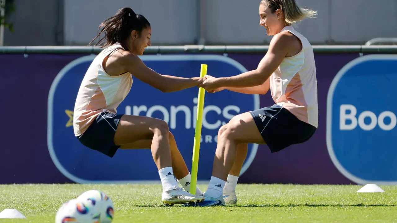 Las jugadoras de las selecci&oacute;n espa&ntilde;ola de f&uacute;tbol Alexia Putellas (d) y Leila Ouahabi (i) durante el entrenamiento llevado a cabo en el estadio Juan Antonio Samaranch de Lausana, para preparar el partido de la fase de grupos, grupo B, de la Eurocopa que disputar&aacute;n ante Italia en el Estadio Wankdorf de Berna. EFE/ Ana Escobar