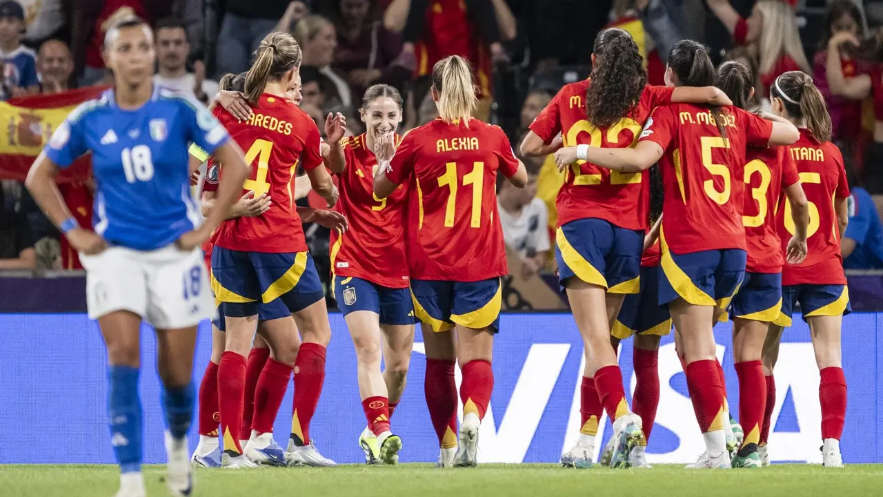 Las jugadoras de la selecci&oacute;n de f&uacute;tbol de Espa&ntilde;a celebran un gol en la victoria de este viernes contra Italia (1-3) en la Eurocopa de Suiza. EFE/Alessandro della Valle (S&oacute;lo uso editorial)