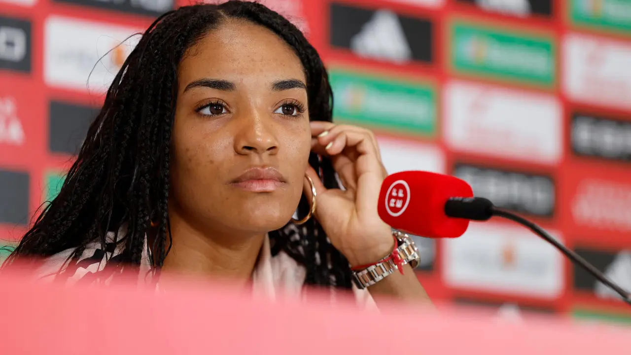 La futbolista internacional por Espa&ntilde;a Salma Paralluelo, durante una conferencia de prensa este s&aacute;bado en Lausana (Suiza). EFE/Ana Escobar