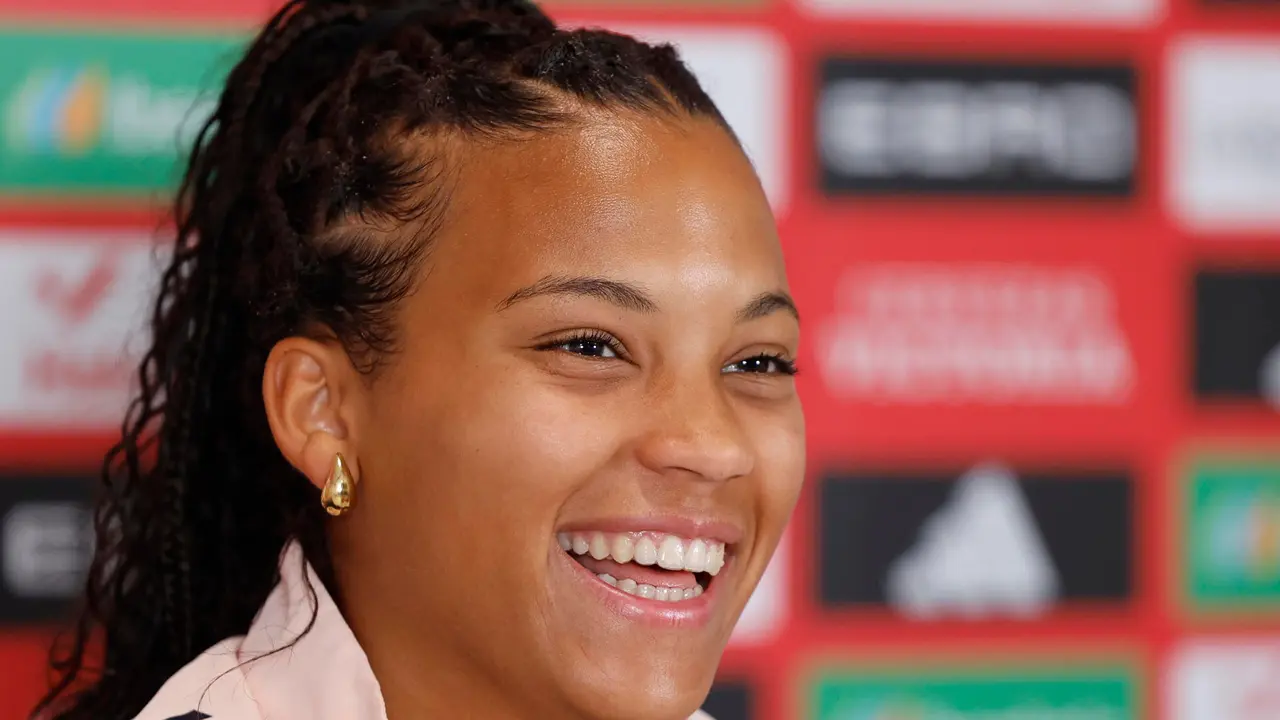La centrocampista espa&ntilde;ola Vicky L&oacute;pez ofrece una rueda de prensa en Lausana (Suiza), tras la victoria del conjunto en el partido de cuartos de final de la Eurocopa 2025 que Suiza y Espa&ntilde;a disputaron en el estadio de Wankdorf, en Berna. EFE/Ana Escobar