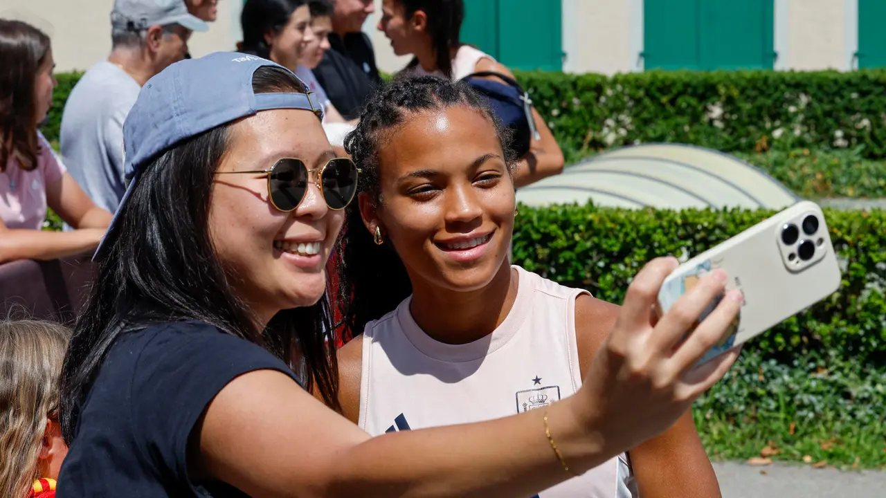 La jugadora de la selecci&oacute;n espa&ntilde;ola Vicky L&oacute;pez se fotograf&iacute;a con aficionadas tras el entrenamiento celebrado en Lausana, en Suiza, previo al partido de semifinales de la Eurocopa de f&uacute;tbol que disputar&aacute;n ante Alemania. EFE/Ana Escobar
