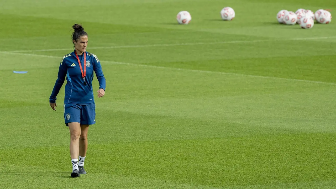 La seleccionadora de Espa&ntilde;a, Montse Tom&eacute;, en Letzigund Stadium En Zurich, Suiza. EFE/EPA/URS FLUEELER