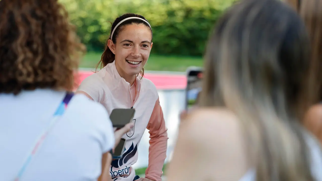 La jugadora de la selecci&oacute;n espa&ntilde;ola, Aitana Bonmat&iacute;, durante la rueda de prensa que ha ofrecido hoy jueves en Lausana, previa a la final que disputan el pr&oacute;ximo domingo frente a Inglaterra. EFE / Ana Escobar.