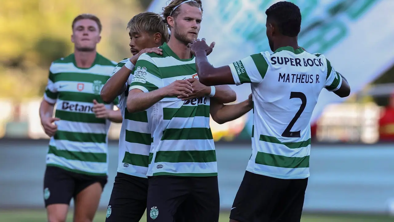 El&ntilde; jugador del Sporting Morten Hjulmand (C) celebra el 1-0 ante el Villarreal. EFE/EPA/ANTONIO COTRIM