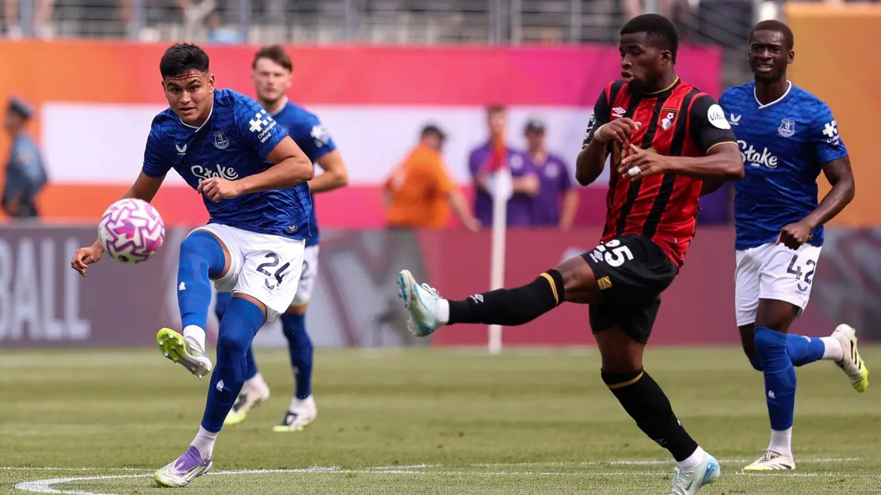 Charly Alcaraz (i), de Everton, en acci&oacute;n durante el partido de la Premier League Summer Series 2025 entre Everton y AFC Bournemouth en el Metlife Stadium en East Rutherford, Nueva Jersey (EE.UU.). EFE/SARAH YENESEL