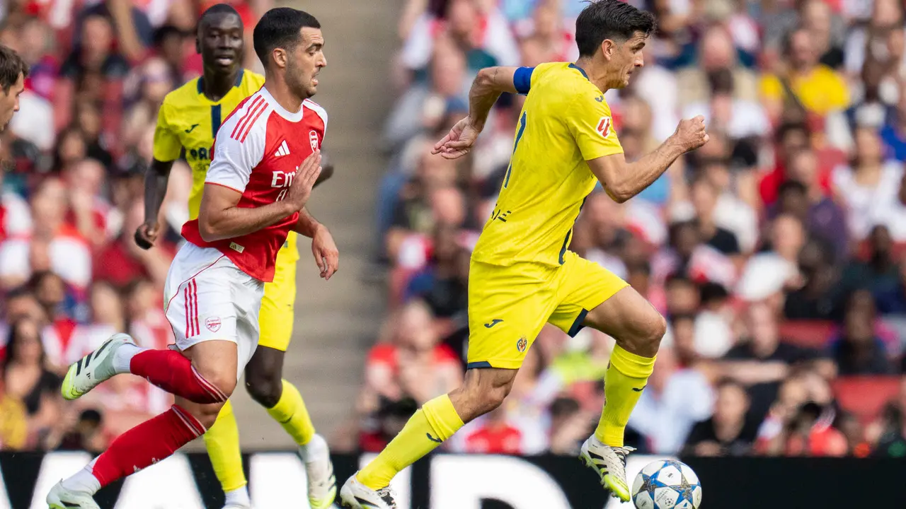 El centrocampista del Villarreal Gerard Moreno (d) se escapa de Mikel Merino, del Arsenal, durante el partido amistoso jugado hoy mi&eacute;rcoles en Londres. El Villarreal amarg&oacute; la fiesta del Arsenal, que disput&oacute; su primer partido de pretemporada en su estadio, al conquistar el Emirates Arena por 2-3 gracias a los tantos de Pep&eacute; y de Gueye en la primera mitad y de Danjuma en la segunda. EFE/Villarreal CF/Pau Bellido S&Oacute;LO USO EDITORIAL/S&Oacute;LO DISPONIBLE PARA ILUSTRAR LA NOTICIA QUE ACOMPA&Ntilde;A (CR&Eacute;DITO OBLIGATORIO)