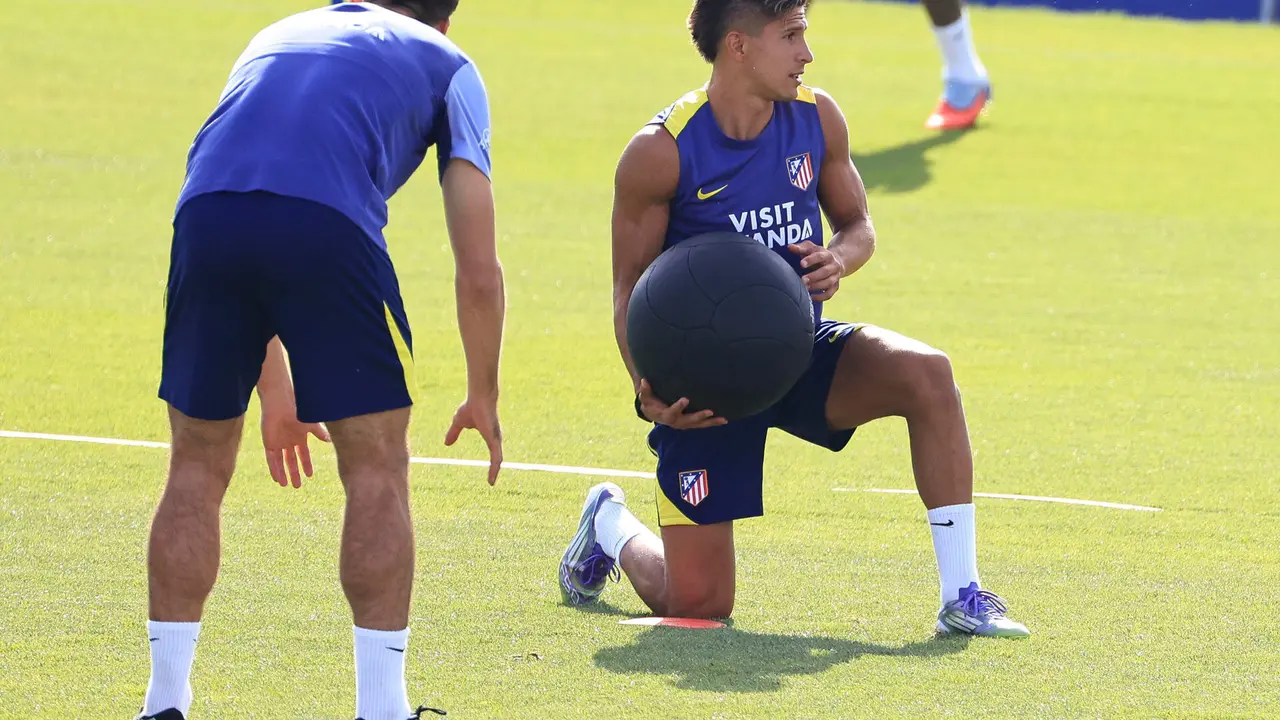 Giuliano Simeone, durante el entrenamiento de este viernes en Majadahonda. EFE/Pablo R. Seco