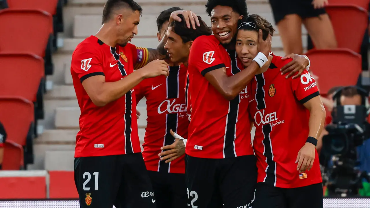 El delantero japon&eacute;s del Mallorca Takuma Asano (d) celebra el primer gol de su equipo durante el partido del Trofeo Ciudad de Palma entre el Mallorca y el Hamburgo, este s&aacute;bado en Palma. EFE/CATI CLADERA