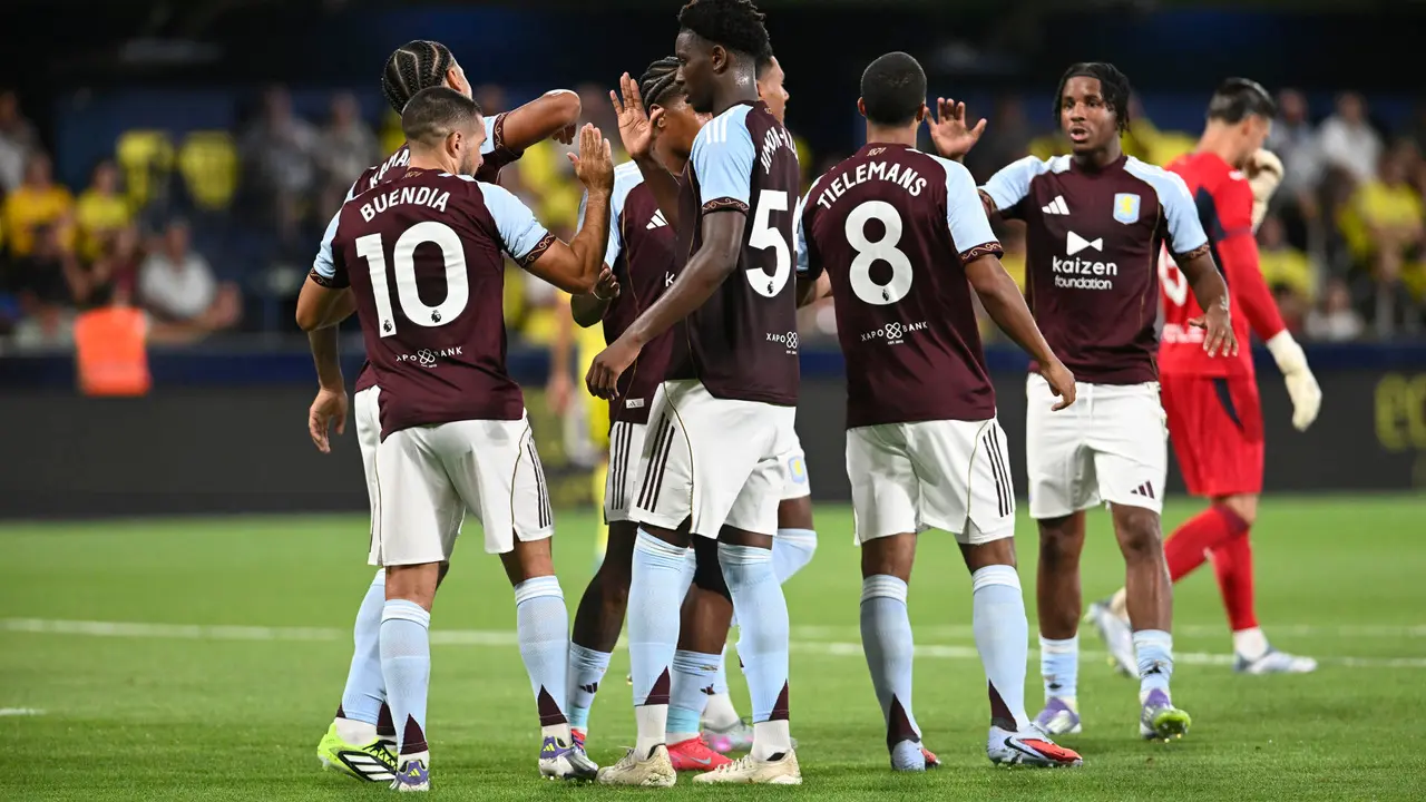 El centrocampista argentino del Aston Villa Emiliano Buend&iacute;a (i) celebra su gol con sus compa&ntilde;eros durante el partido del Trofeo de la Cer&aacute;mica que Villarreal CF y Aston Villa juegan este domingo en el estadio de La Cer&aacute;mica, en Villarreal. EFE/Andreu Esteban