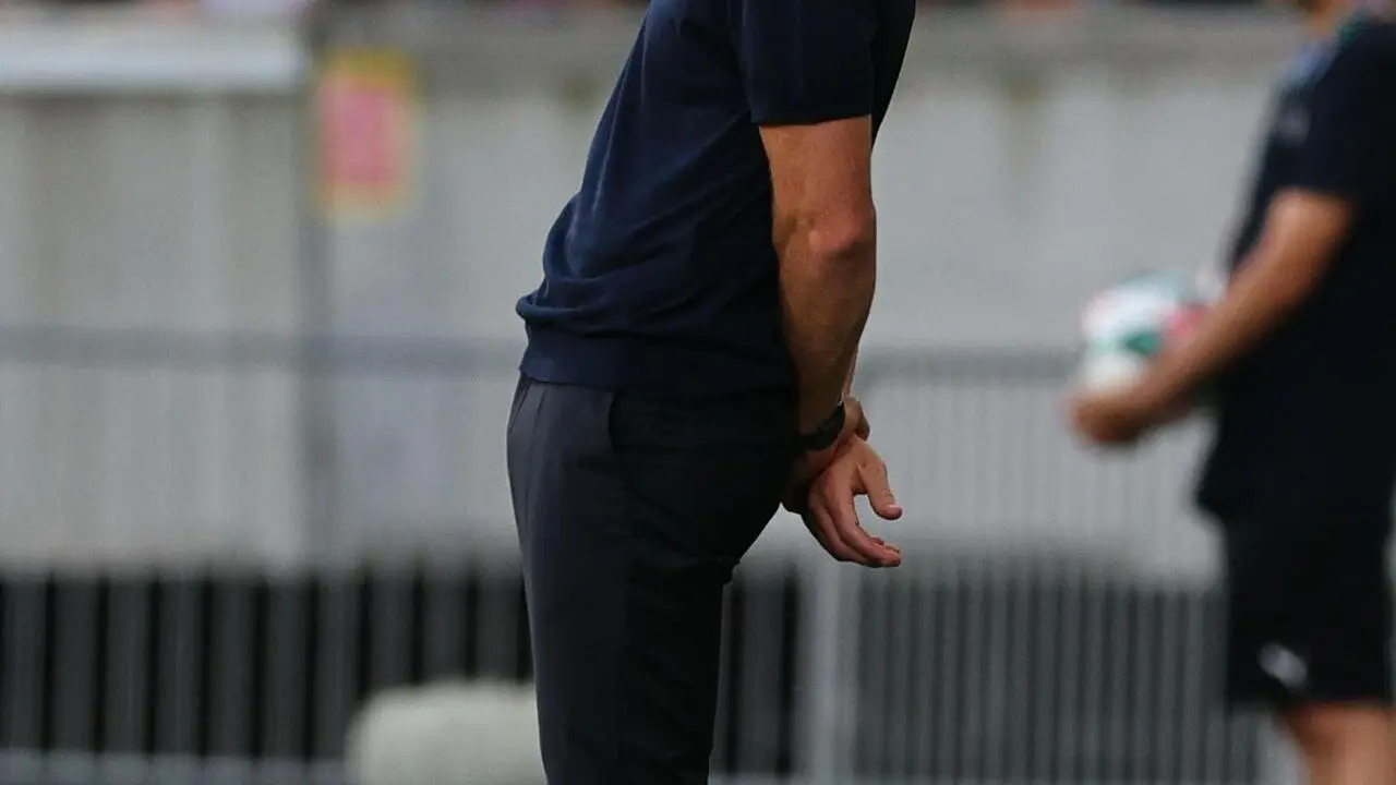 El entrenador del Real Madrid, Xabi Alonso, reacciona durante un partido amistoso entre el WSG Tirol y el Real Madrid, en Innsbruck, Austria, el 12 de agosto de 2025. (F&uacute;tbol, Amistoso) EFE/EPA/ANNA SZILAGYI